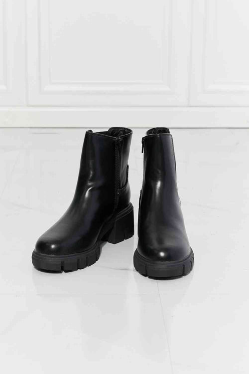 Cute MMShoes What It Takes Lug Sole Chelsea Boots in Black4