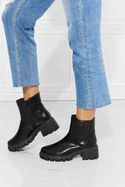 Cute MMShoes What It Takes Lug Sole Chelsea Boots in Black2