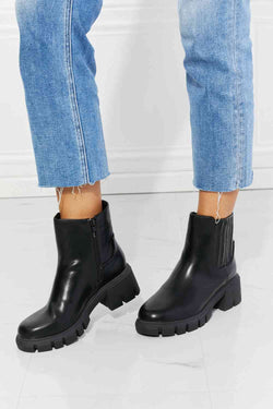 Cute MMShoes What It Takes Lug Sole Chelsea Boots in Black1