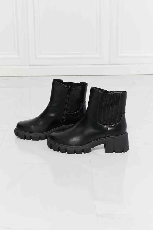 Cute MMShoes What It Takes Lug Sole Chelsea Boots in Black5